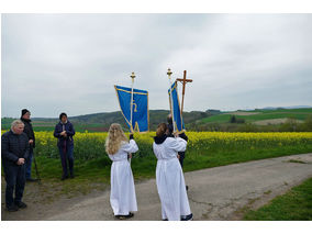 Bittprozession an der Weingartenkapelle (Foto: Karl-Franz Thiede)